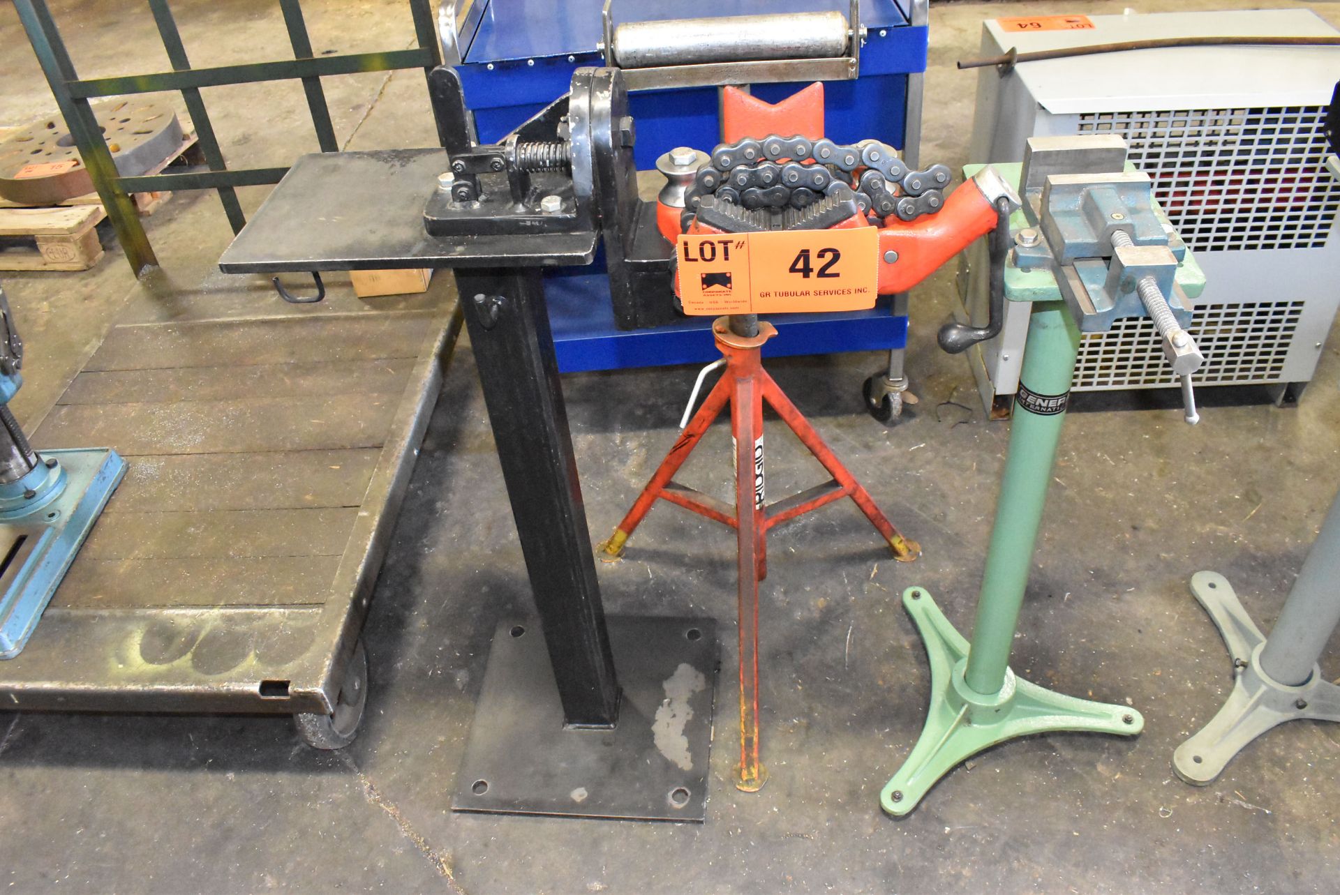 LOT/ RIDGID PIPE PIPE STAND WITH ROLLER STAND AND VISE