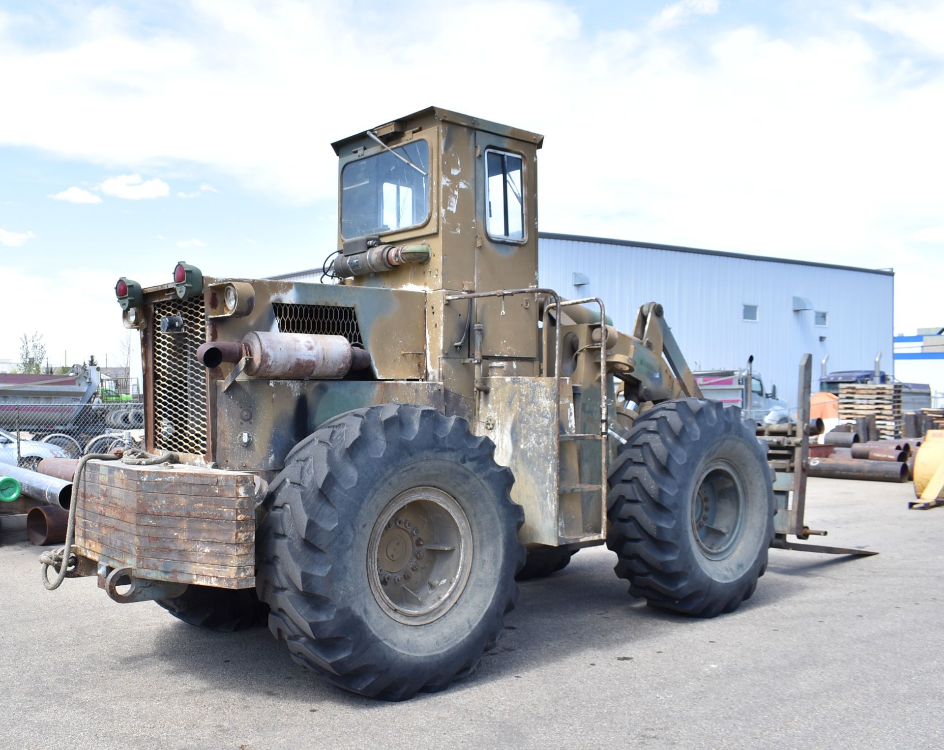 WINNDOM 201-1283 12,000LBS. CAPACITY ARTICULATING FRONT END LOADER WITH DETROIT DIESEL ENGINE, - Image 5 of 19