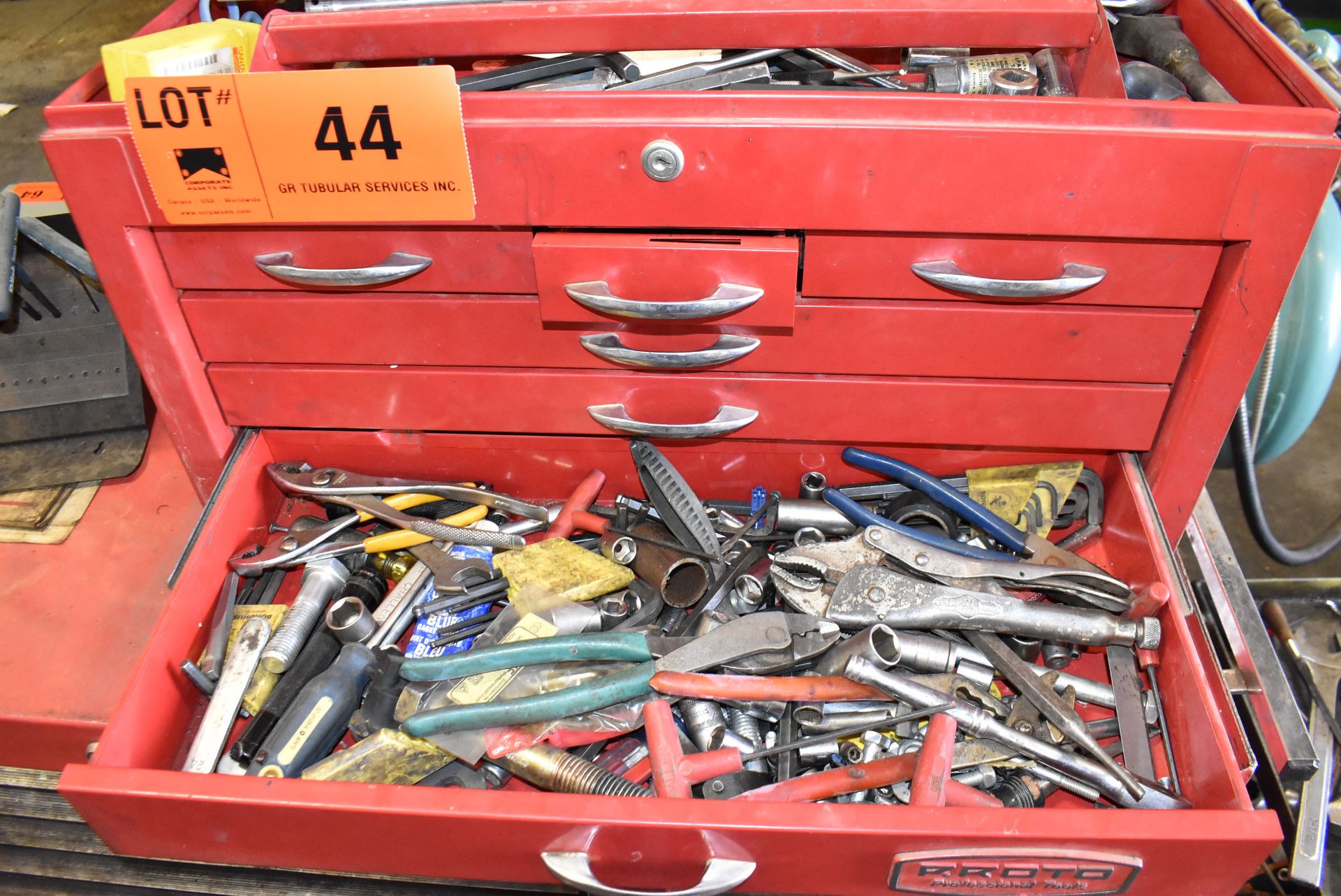 LOT/ CRAFTSMAN TOOL CABINET WITH CONTENTS CONSISTING OF HAND TOOLS - Image 6 of 16