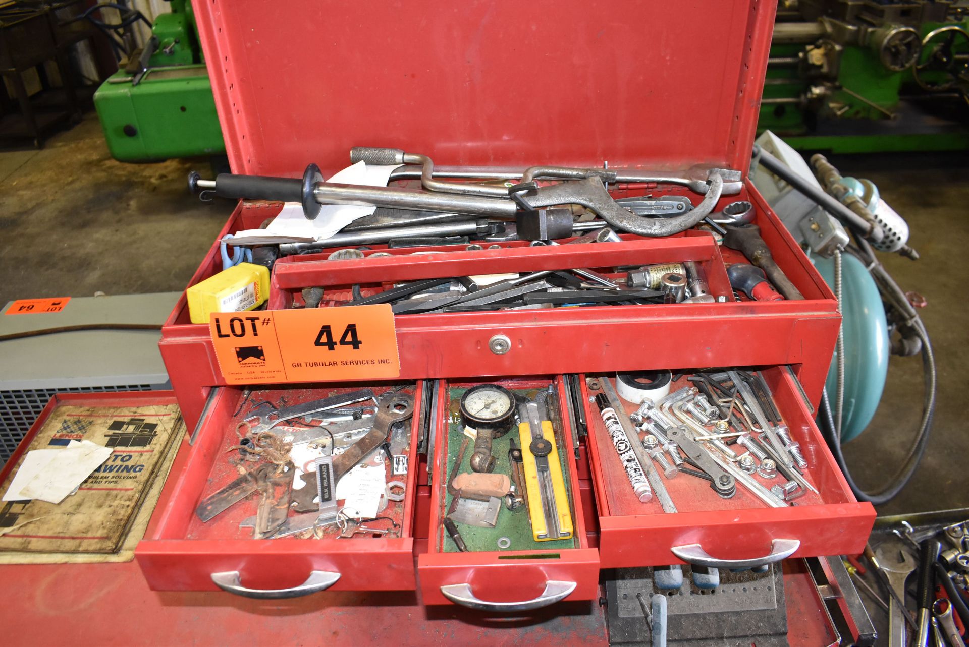 LOT/ CRAFTSMAN TOOL CABINET WITH CONTENTS CONSISTING OF HAND TOOLS - Image 3 of 16