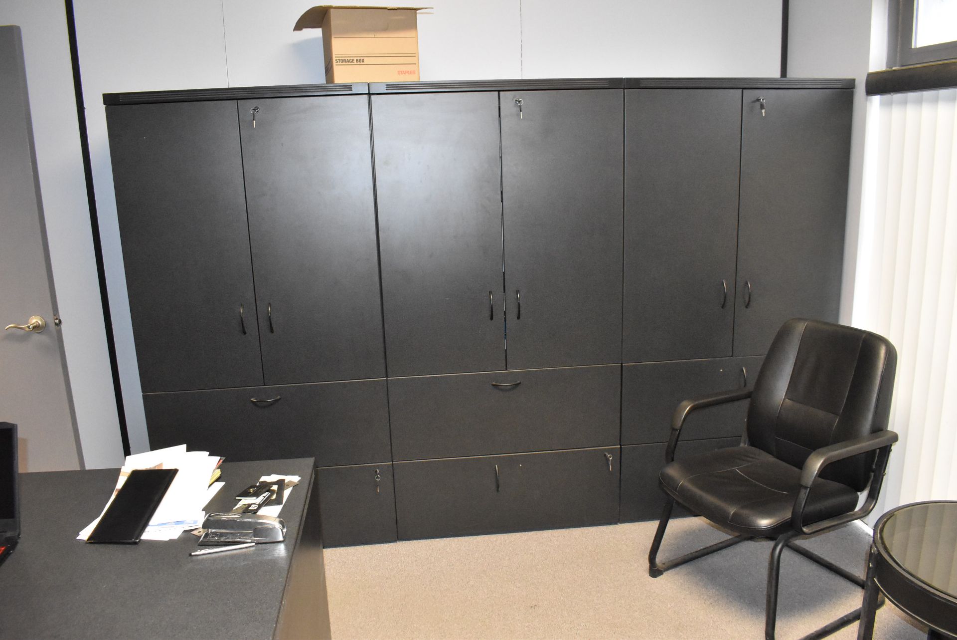 LOT/ CONTENTS OF OFFICE L-SHAPE DESK, CHAIRS, AND CABINETS (NO COMPUTERS OR ELECTRONICS) - Image 4 of 4