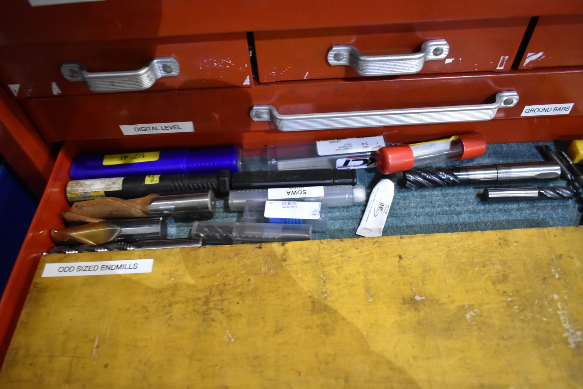 LOT/ TOOLBOX WITH CONTENTS CONSISTING OF CARBIDE INSERTS, END MILLS AND TOOLING [RIGGING FOR LOT # - Image 5 of 8