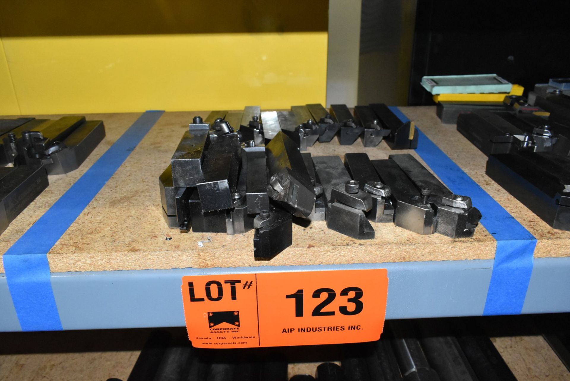 LOT/ CARBIDE INSERT CUTTERS [RIGGING FOR LOT #123 - $25 CAD PLUS APPLICABLE TAXES]
