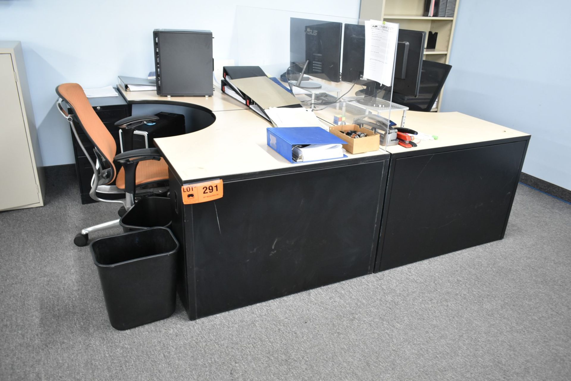 LOT/ 2 DESK WORK STATION WITH CHAIRS (NO PC'S)