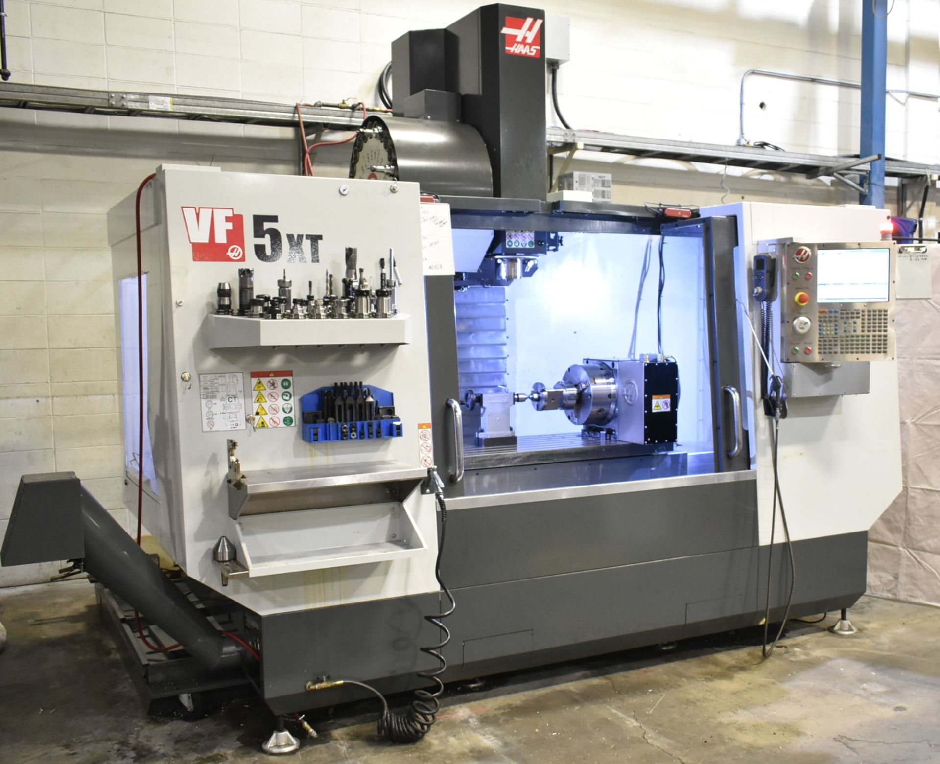 HAAS (2017) VF5/40XT CNC VERTICAL MACHINING CENTER WITH HAAS CNC CONTROL, 62" X 23" T-SLOT TABLE,