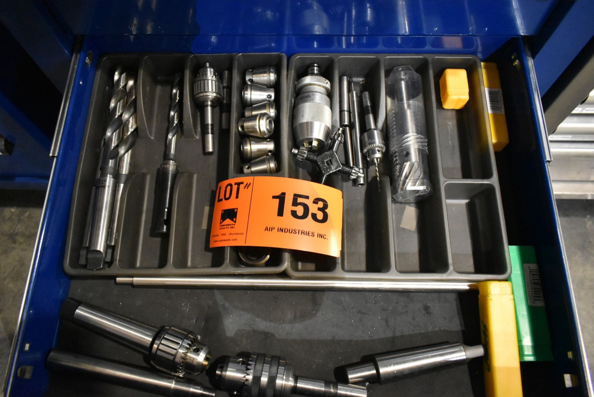 LOT/ CONTENTS OF DRAWER CONSISTING OF CHUCKS AND DRILLS [RIGGING FOR LOT #153 - $25 CAD PLUS