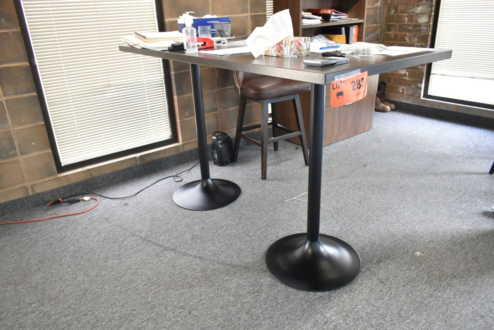LOT/ STAND-UP DESK WITH STOOL (NO PC'S) [RIGGING FOR LOT #283 - $25 CAD PLUS APPLICABLE TAXES]