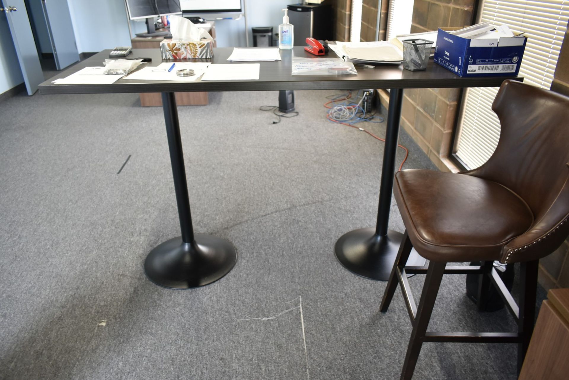 LOT/ STAND-UP DESK WITH STOOL (NO PC'S) [RIGGING FOR LOT #283 - $25 CAD PLUS APPLICABLE TAXES] - Image 2 of 2