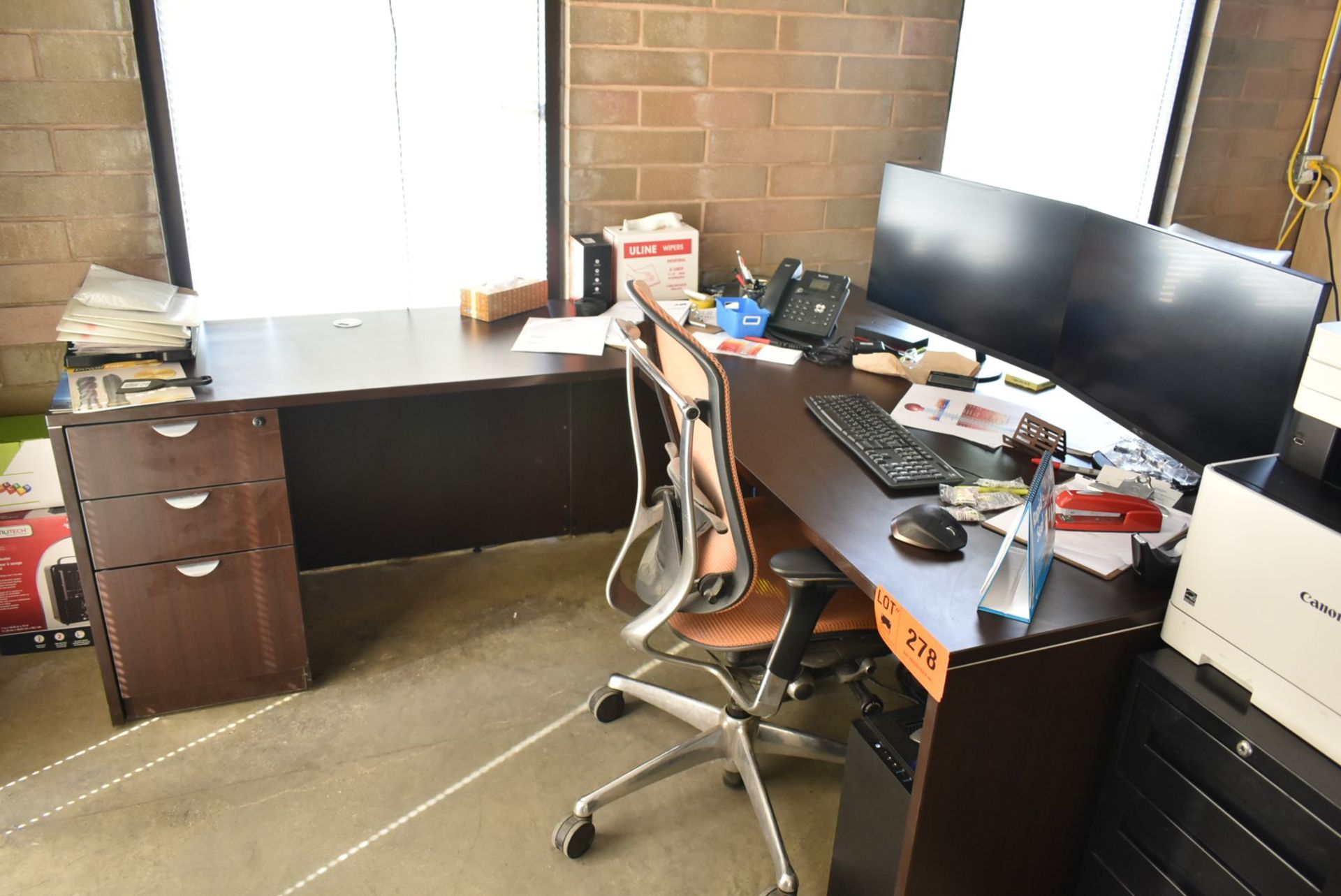 LOT/ DESK WITH CHAIR AND MONITOR (NO PC'S) [RIGGING FOR LOT #278 - $25 CAD PLUS APPLICABLE TAXES]