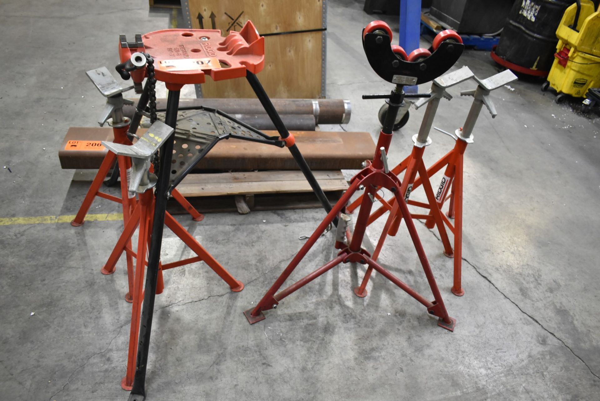 LOT/ RIDGID PIPE STAND WITH STANDS [RIGGING FOR LOT #207 - $25 CAD PLUS APPLICABLE TAXES]