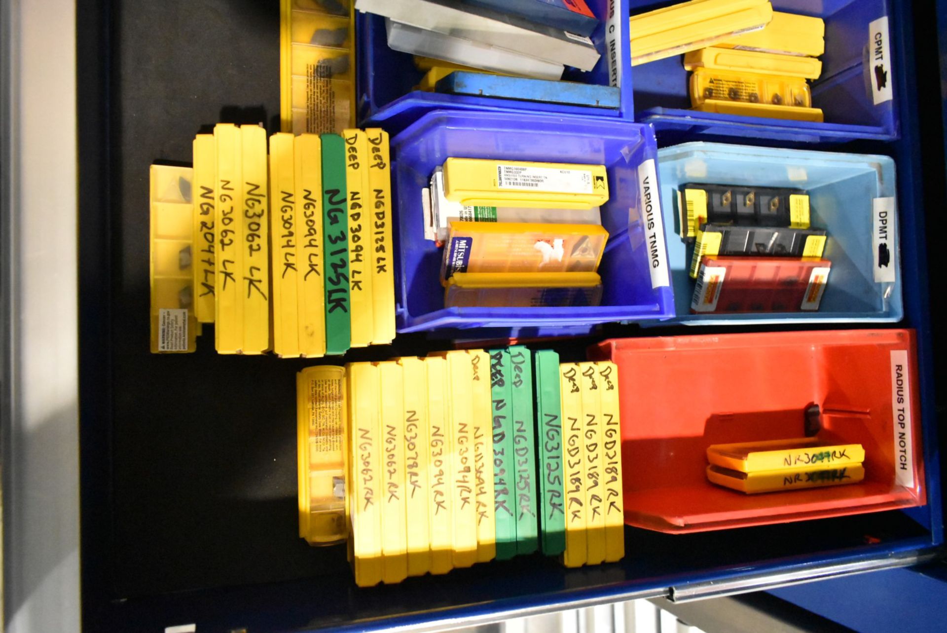 LOT/ CONTENTS OF DRAWER CONSISTING OF CARBIDE INSERTS [RIGGING FOR LOT #152 - $25 CAD PLUS - Image 3 of 3