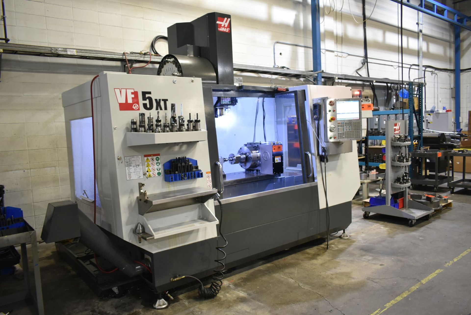 HAAS (2017) VF5/40XT CNC VERTICAL MACHINING CENTER WITH HAAS CNC CONTROL, 62" X 23" T-SLOT TABLE, - Image 2 of 11