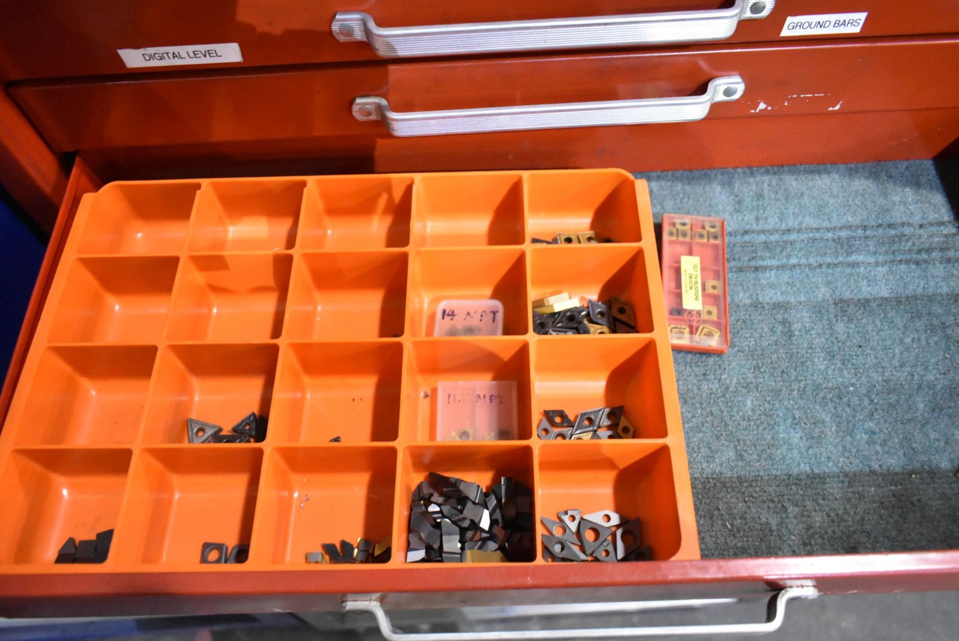 LOT/ TOOLBOX WITH CONTENTS CONSISTING OF CARBIDE INSERTS, END MILLS AND TOOLING [RIGGING FOR LOT # - Image 7 of 8