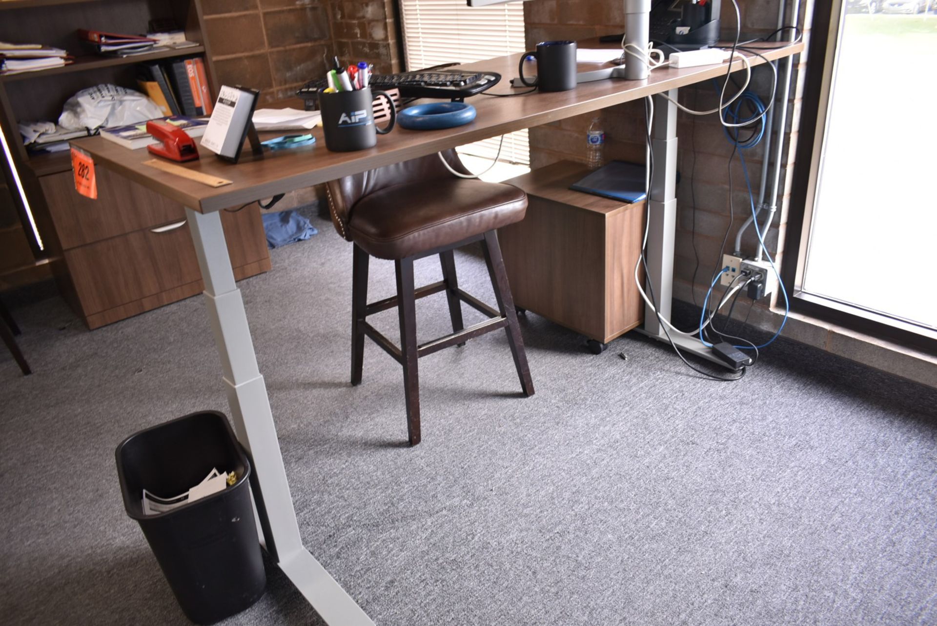 LOT/ STAND-UP DESK WITH STOOL (NO PC'S) [RIGGING FOR LOT #282 - $25 CAD PLUS APPLICABLE TAXES] - Image 2 of 2