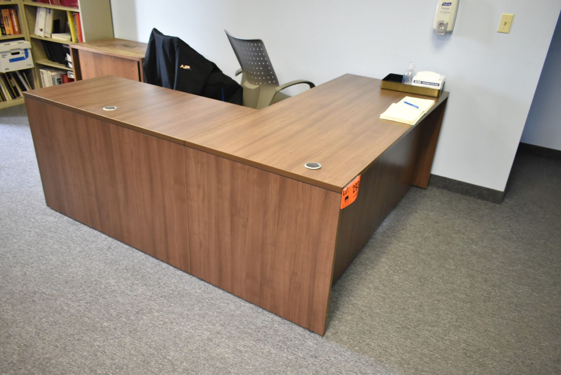 LOT/ OFFICE DESK (NO PC'S) [RIGGING FOR LOT #293 - $25 CAD PLUS APPLICABLE TAXES]