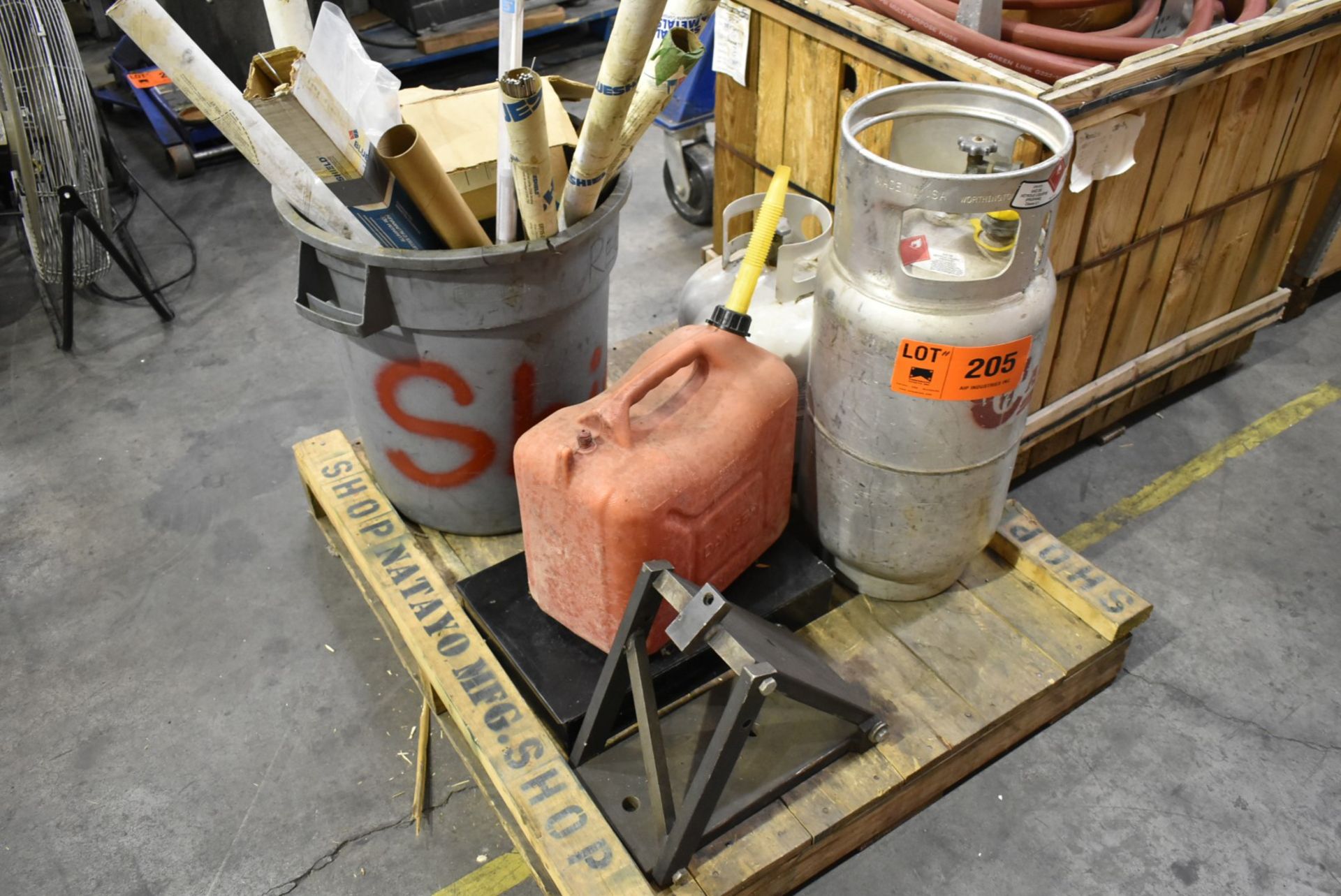 LOT/ CONTENTS OF SKID CONSISTING OF PROPANE TANKS AND STEEL RODS