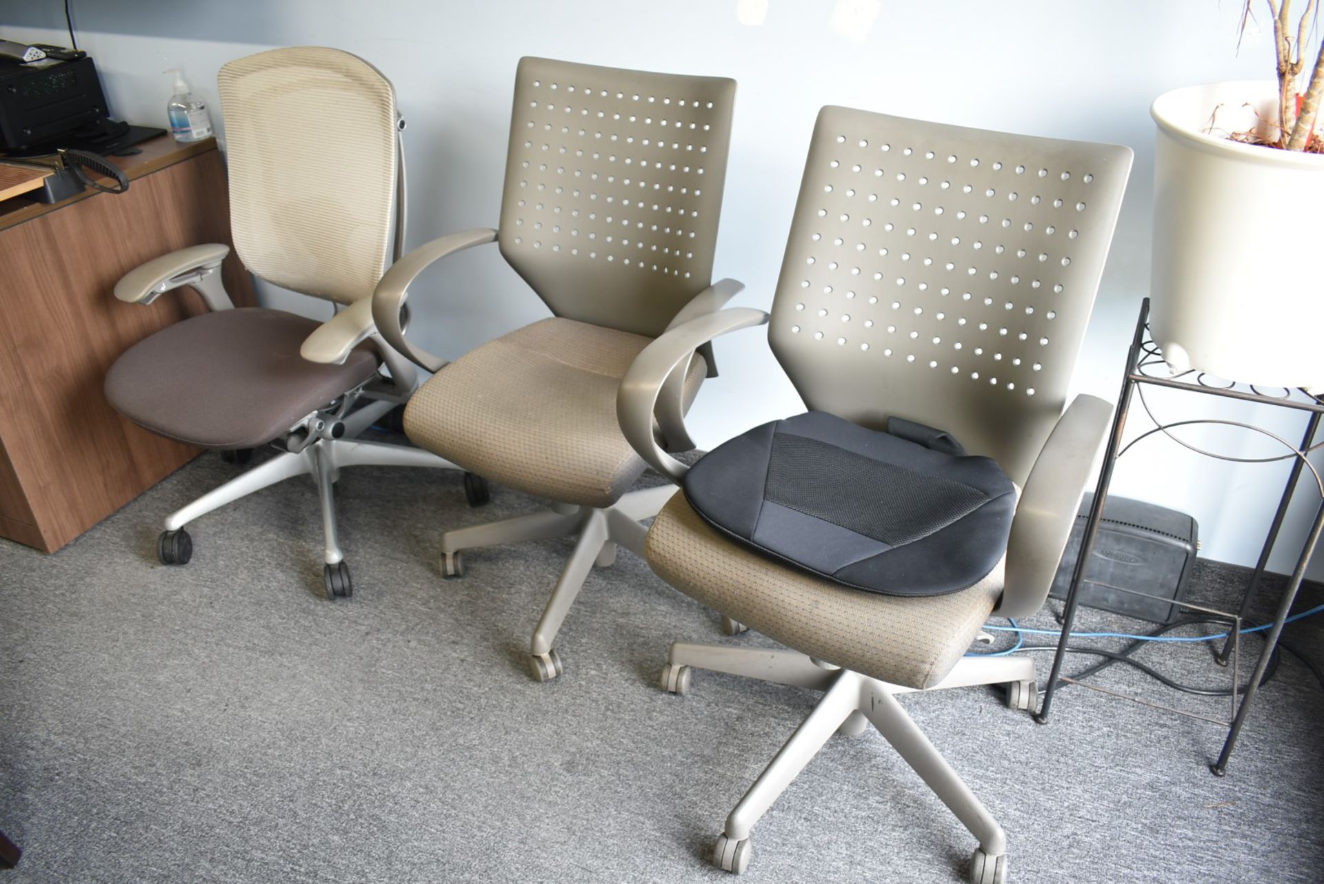 LOT/ BALANCE OF BOARDROOM CONSISTING OF DESK, WINE REFRIGERATOR AND (3) CHAIRS (NO PC'S) - Image 3 of 3