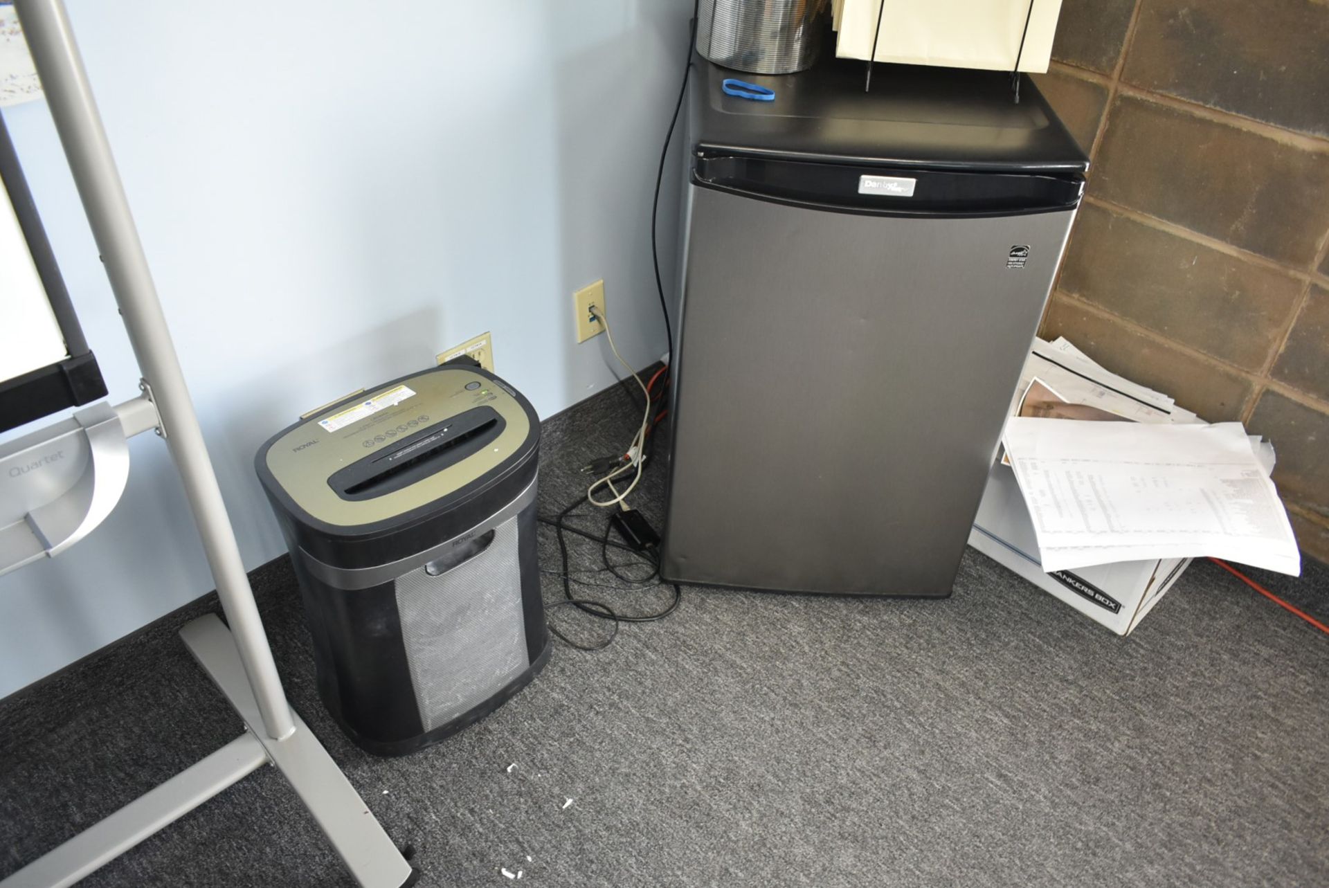 LOT/ BALANCE OF OFFICE CONSISTING OF DESK, MINI FRIDGE, PAPER SHREDDER AND WHITE BOARD (NO PCs) [ - Image 2 of 3