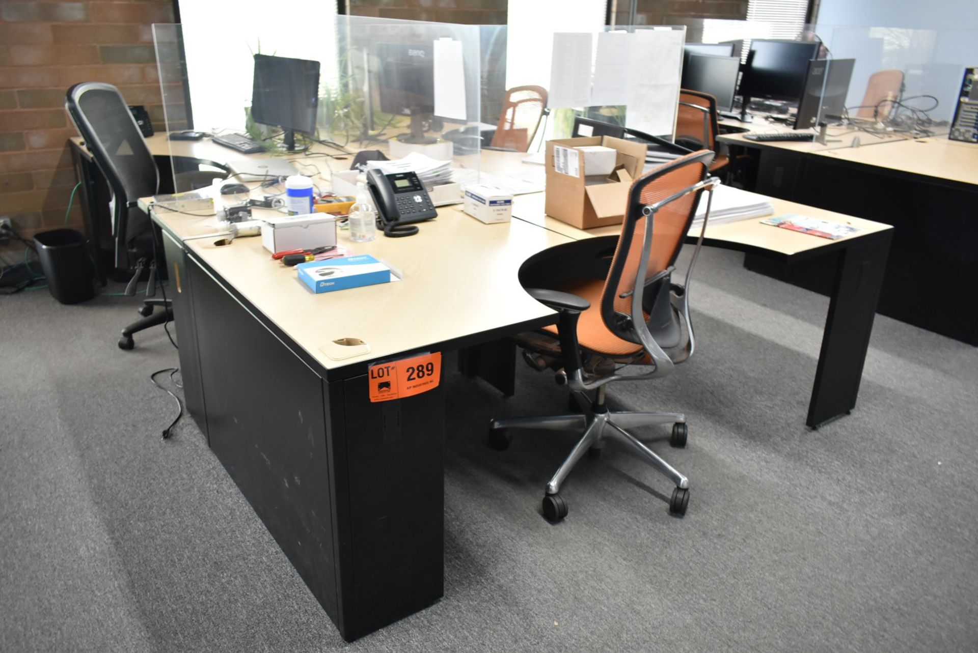 LOT/ 3 DESK WORKSTATION WITH CHAIRS (NO PC'S) [RIGGING FOR LOT #289 - $25 CAD PLUS APPLICABLE - Image 2 of 2