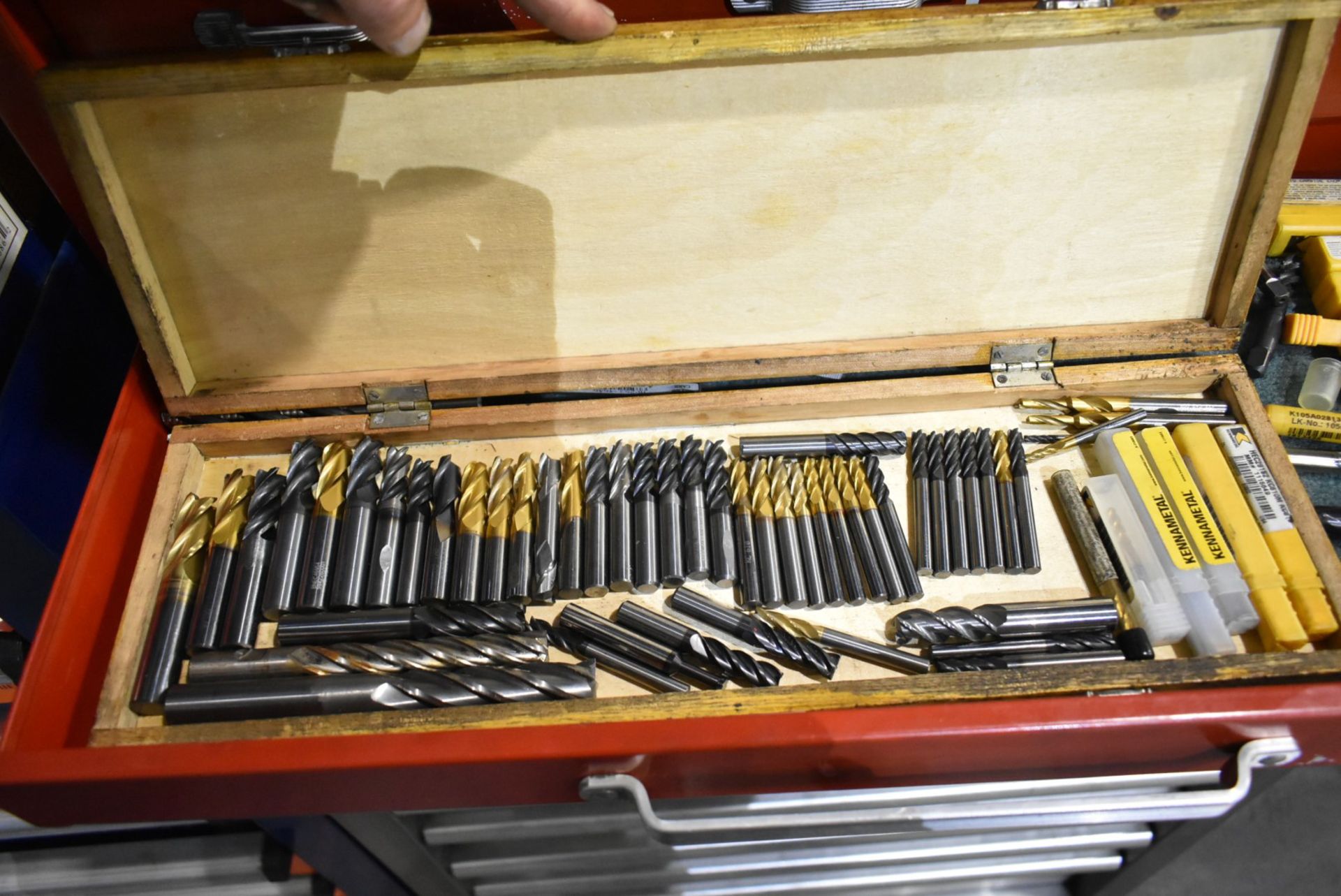 LOT/ TOOLBOX WITH CONTENTS CONSISTING OF CARBIDE INSERTS, END MILLS AND TOOLING [RIGGING FOR LOT # - Image 4 of 8