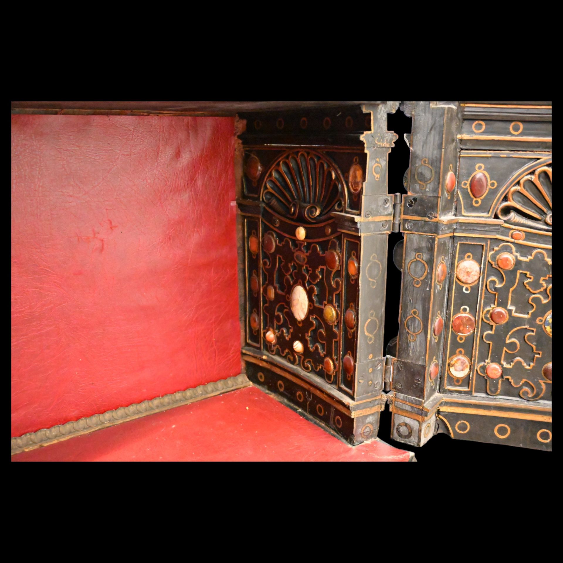 Extra rare 17th Century Carved Cabinet for relics from the castle in Dresden, Saxony, Germany. - Bild 12 aus 21