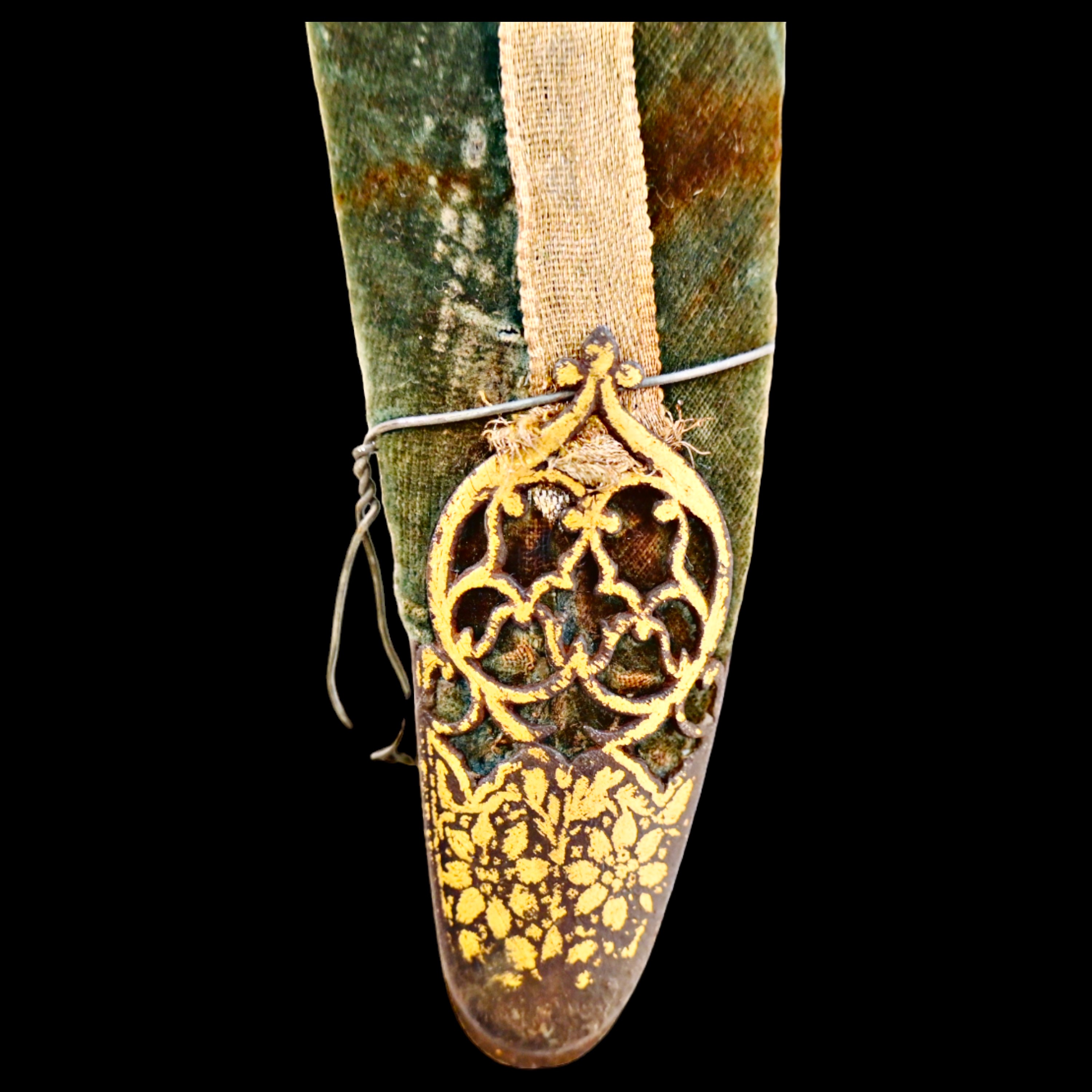 Beautiful Mughal shamshir with wootz blade and golden kofgari, 18-19 century. - Image 11 of 30