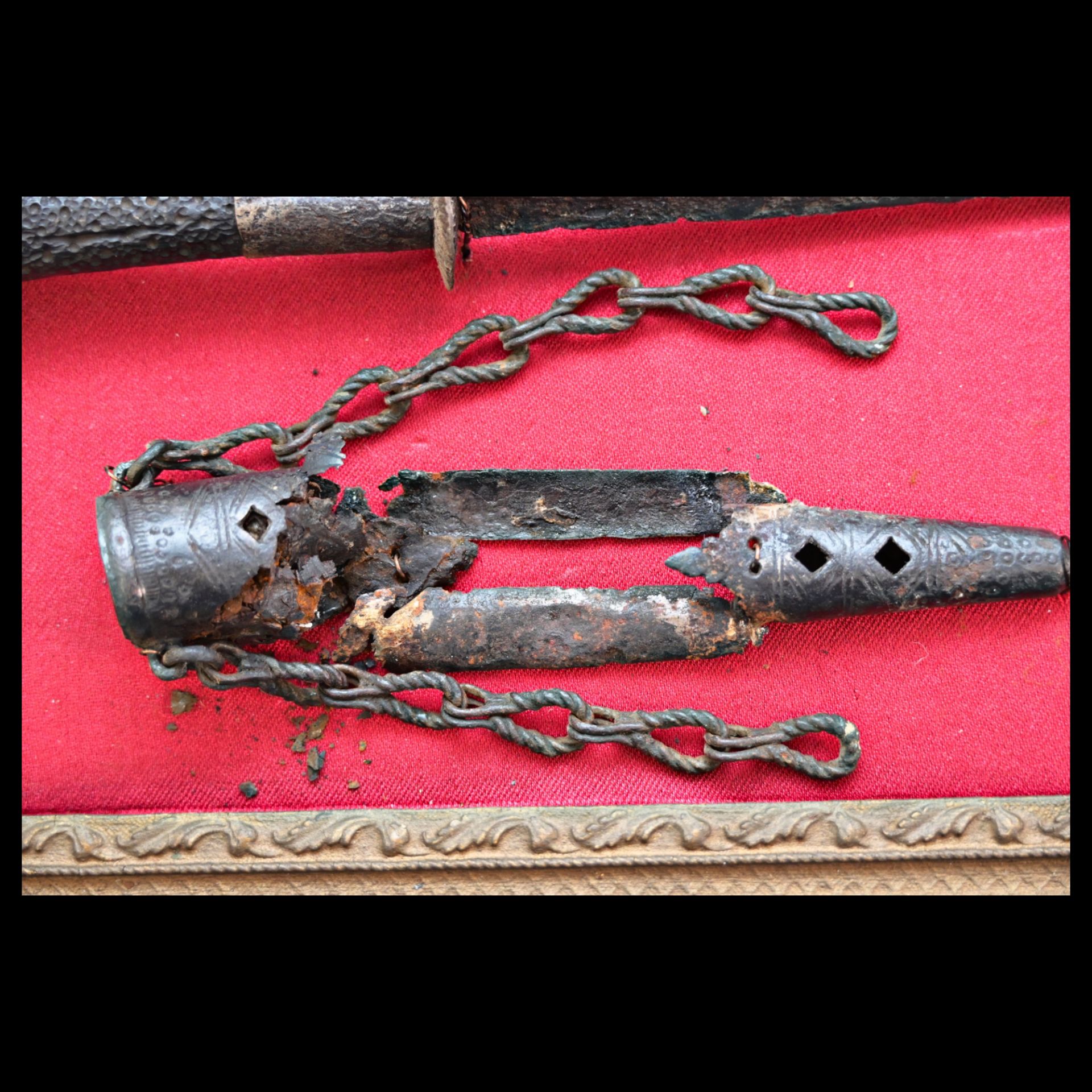 A very rare Medieval Western Europe rondel dagger with wooden grip and scabbard details 14th-15th C. - Bild 4 aus 7
