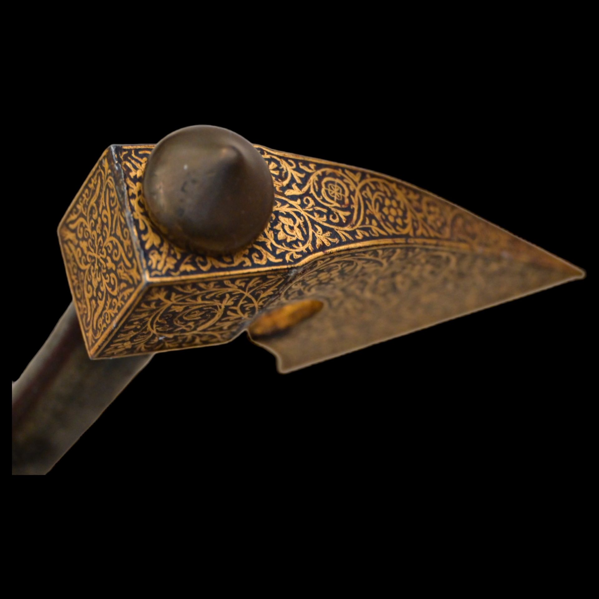 A very rare ceremonial ax decorated with a golden kofgari. Indo-Persian region 18th-19th century. - Bild 6 aus 6