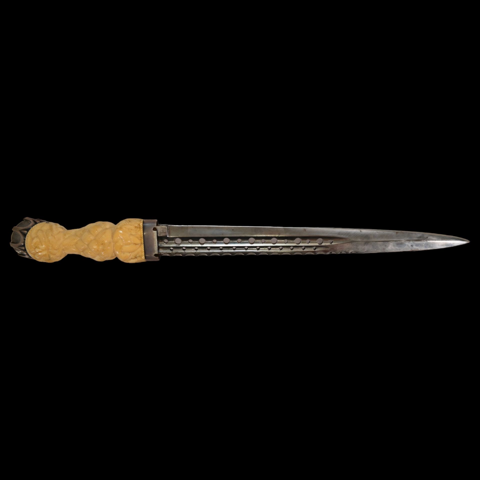 LATE VICTORIAN SILVER MOUNTED SCOTTISH OFFICERS DIRK, BONE HANDLE, LATE 19TH CENTURY. - Bild 18 aus 20