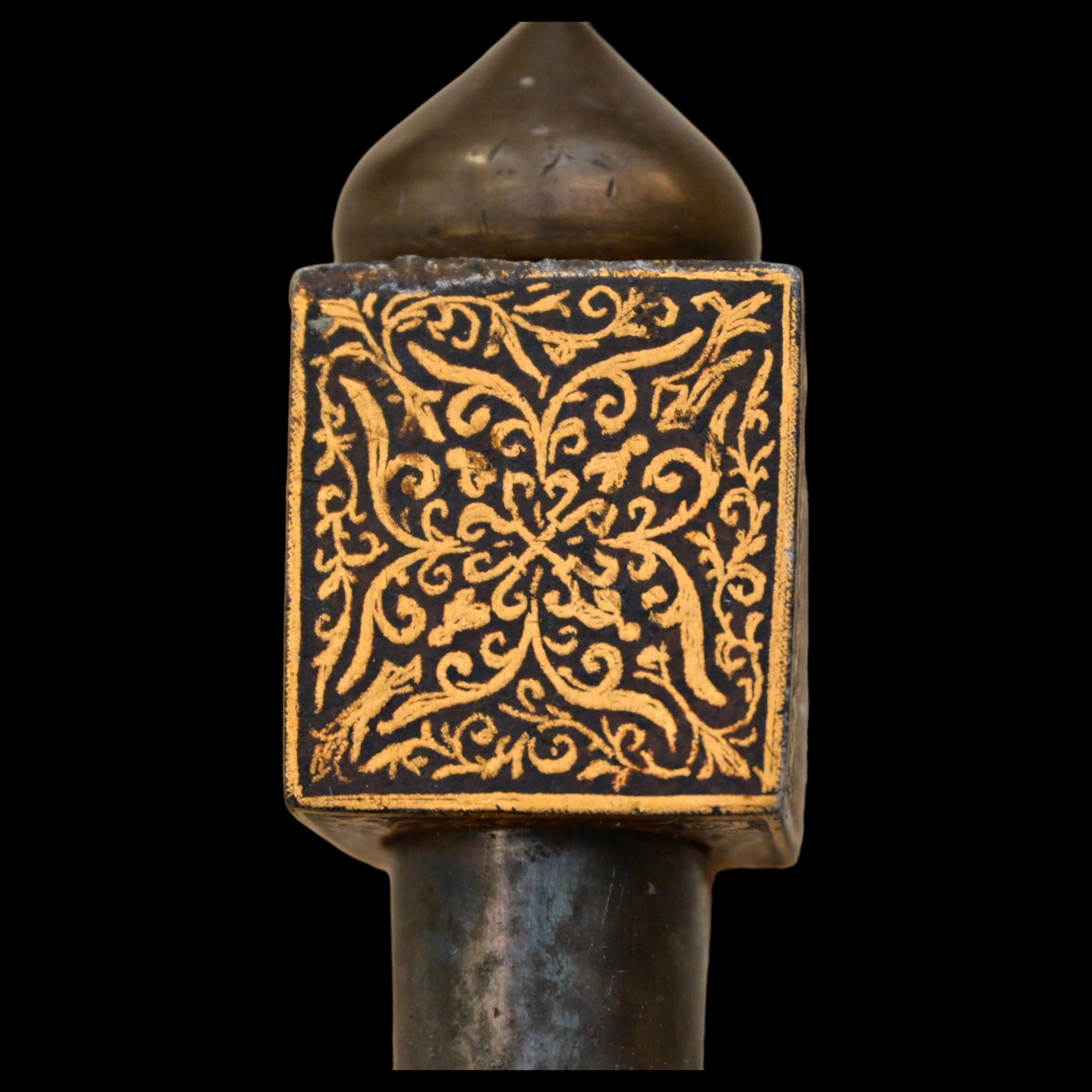 A very rare ceremonial ax decorated with a golden kofgari. Indo-Persian region 18th-19th century. - Bild 4 aus 6