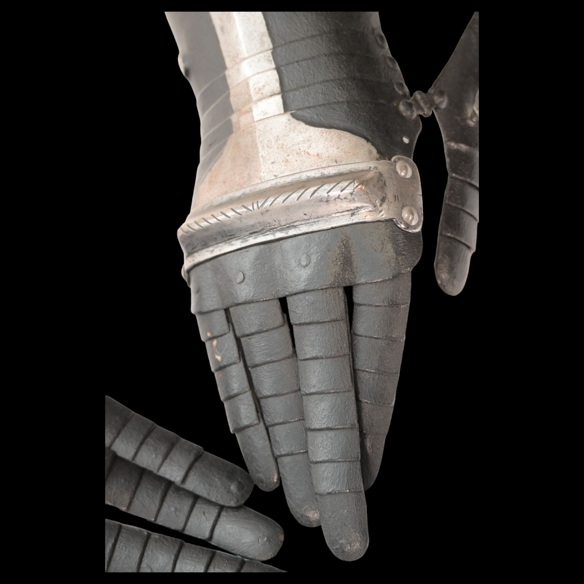 A pair of South German black and white gauntlets, last quarter of the 16th century. - Bild 5 aus 11