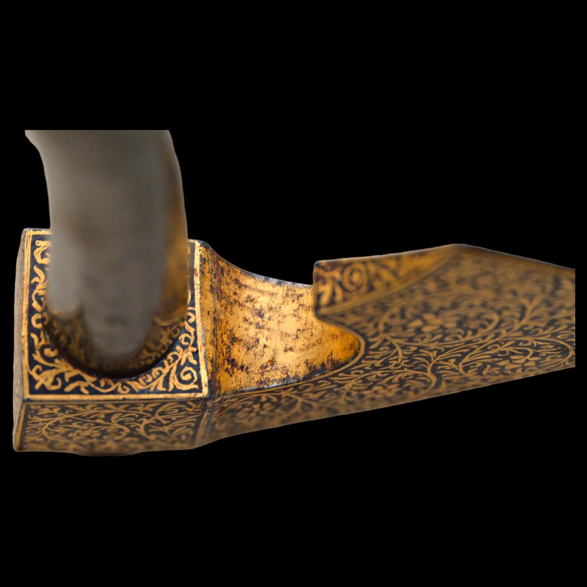 A very rare ceremonial ax decorated with a golden kofgari. Indo-Persian region 18th-19th century. - Bild 5 aus 6