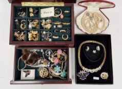 Quantity costume jewellery including earrings, small 9ct gold signet ring, pearls and other items