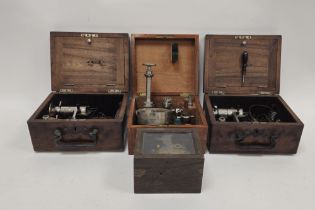 Assorted scientific instruments including a Crosby indicator steam engine spring tester, boxed, a