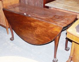 Late Georgian mahogany swingleg dining table of oval form, raised on cabriole legs with claw and