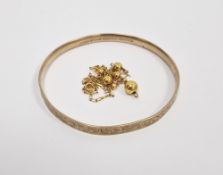 Gold-plated bangle with scroll engraving and a gold-coloured metal chain and ball-pattern