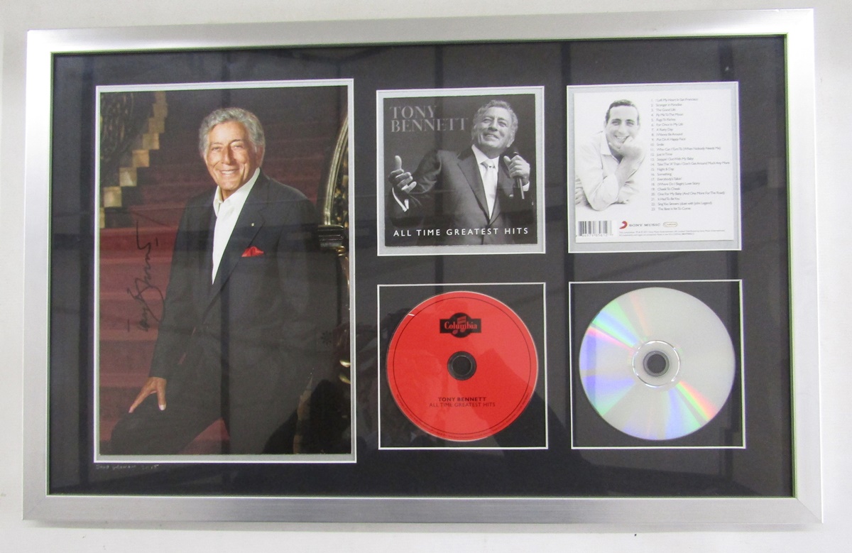 Framed photographic portrait of George Formby and his signature dated 1943, framed, 43cm x 36cm, a - Image 4 of 13
