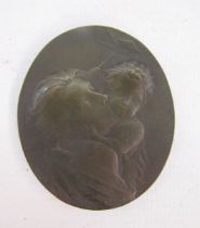 Bronze medal signed by Henri Dropsy (1885-1969), mother holding her child in her arms and kissing