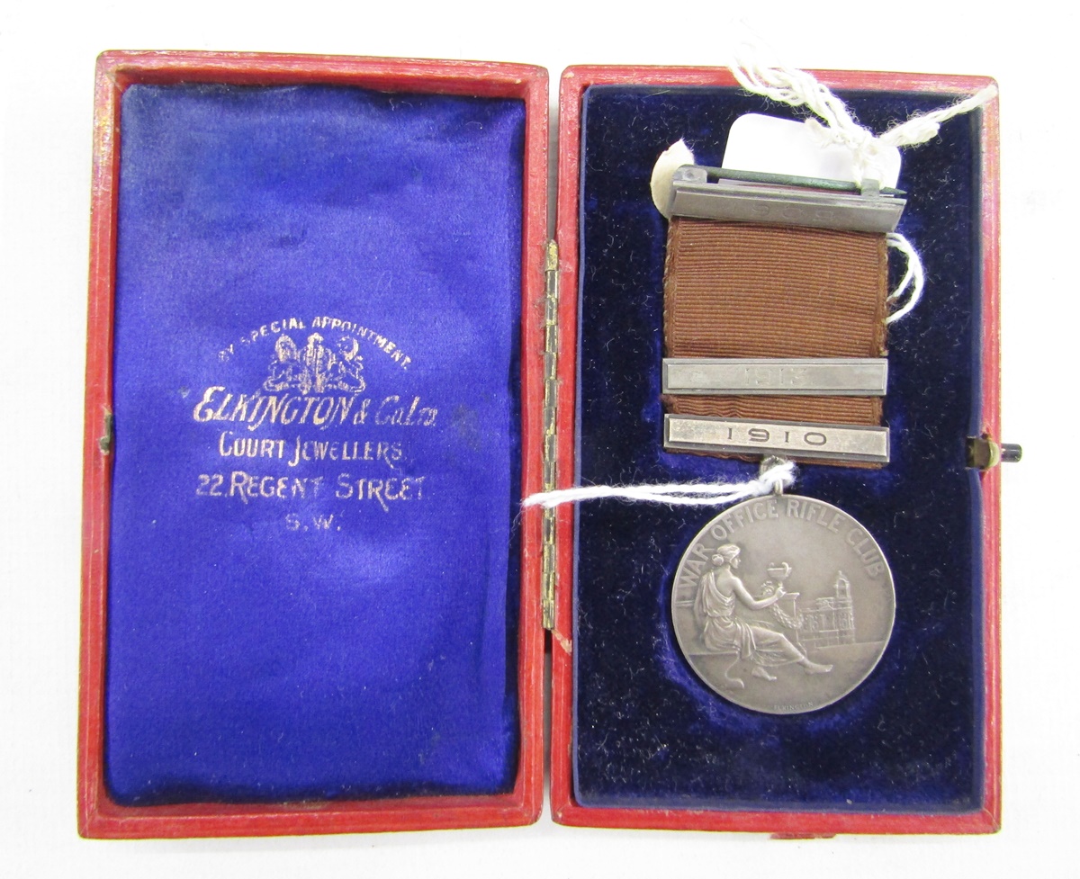 Collection of British military cloth and brass badges, cased War Office rifle club medal, cased - Image 6 of 8