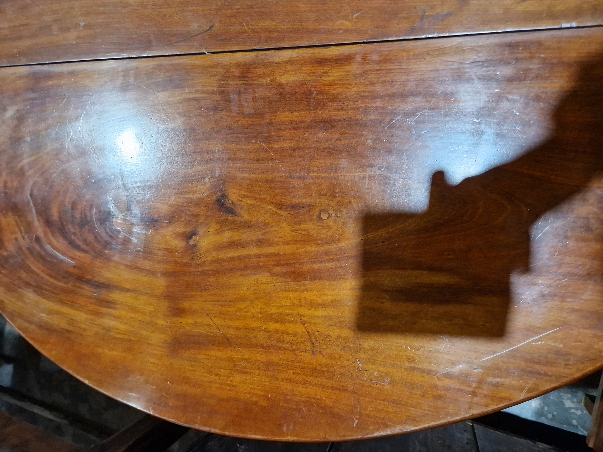 Late Georgian mahogany swing leg dining table of oval form, raised on cabriole legs with claw and - Bild 24 aus 34