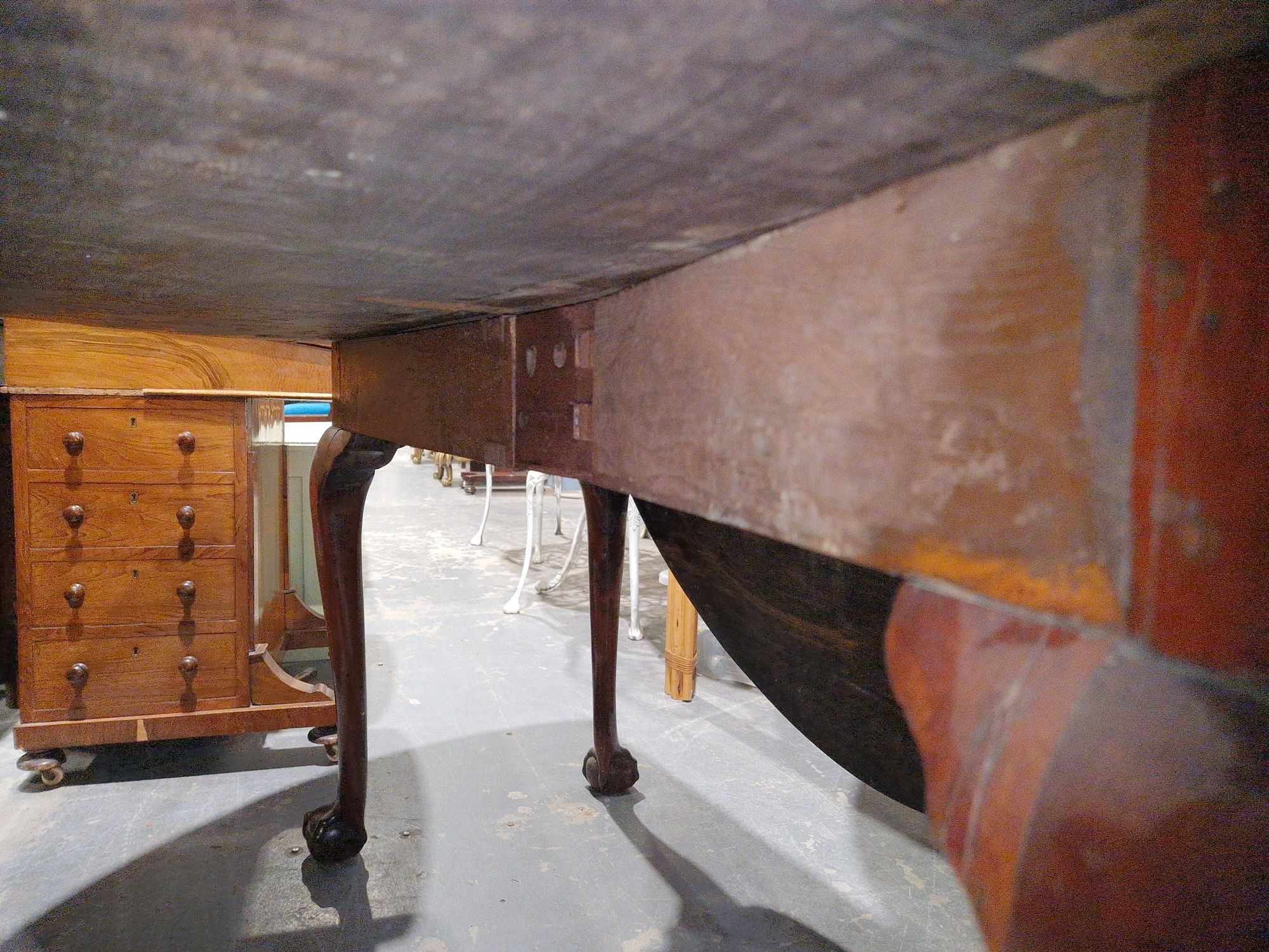 Late Georgian mahogany swing leg dining table of oval form, raised on cabriole legs with claw and - Bild 28 aus 34