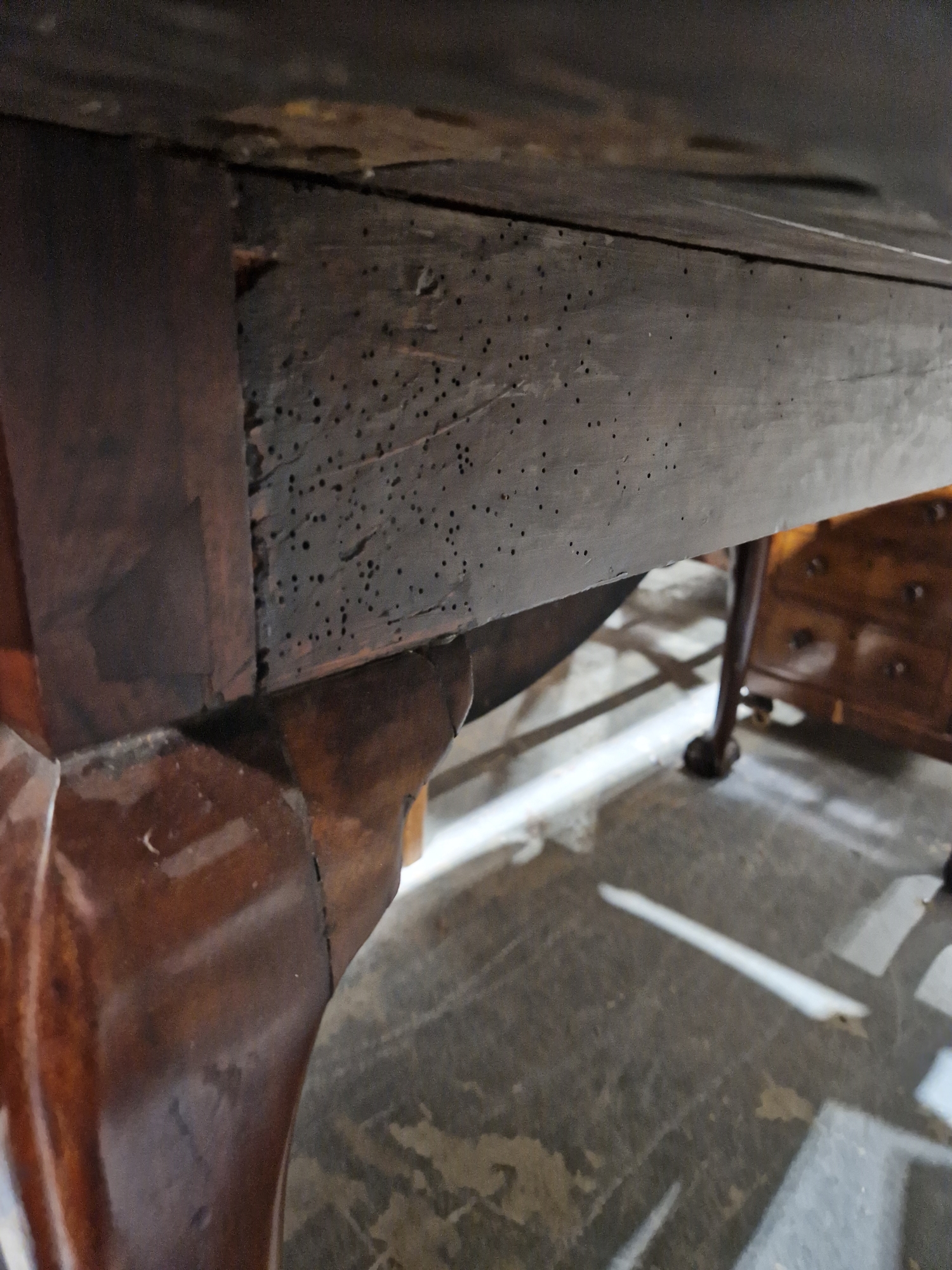 Late Georgian mahogany swing leg dining table of oval form, raised on cabriole legs with claw and - Bild 19 aus 34