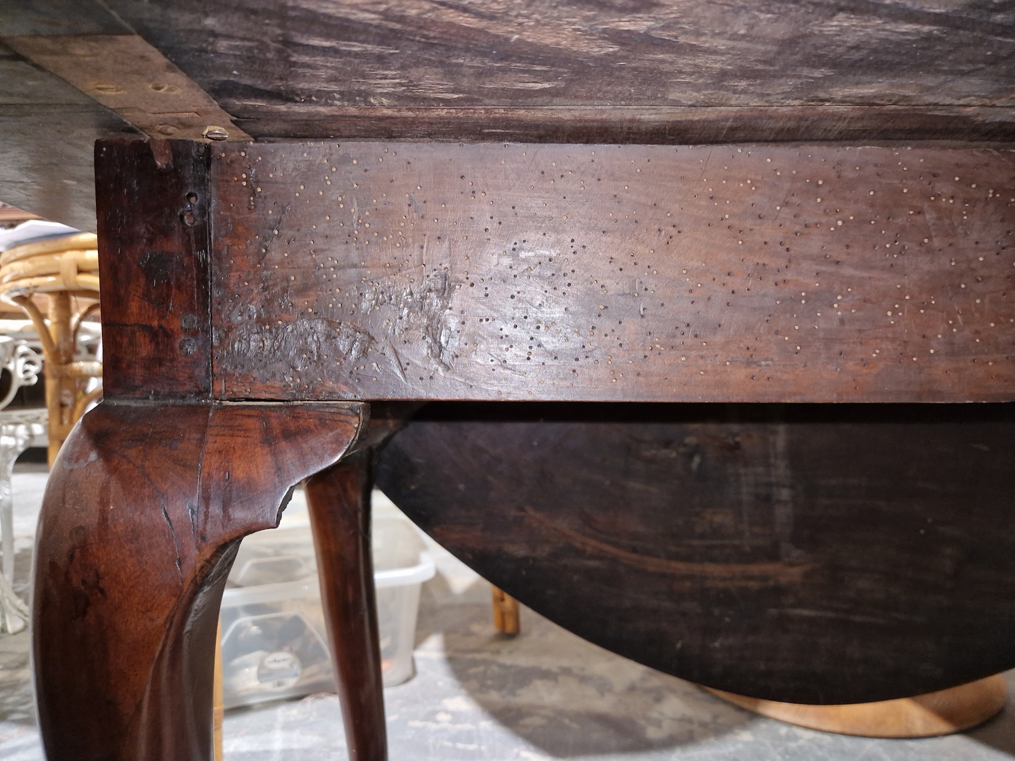 Late Georgian mahogany swing leg dining table of oval form, raised on cabriole legs with claw and - Bild 31 aus 34