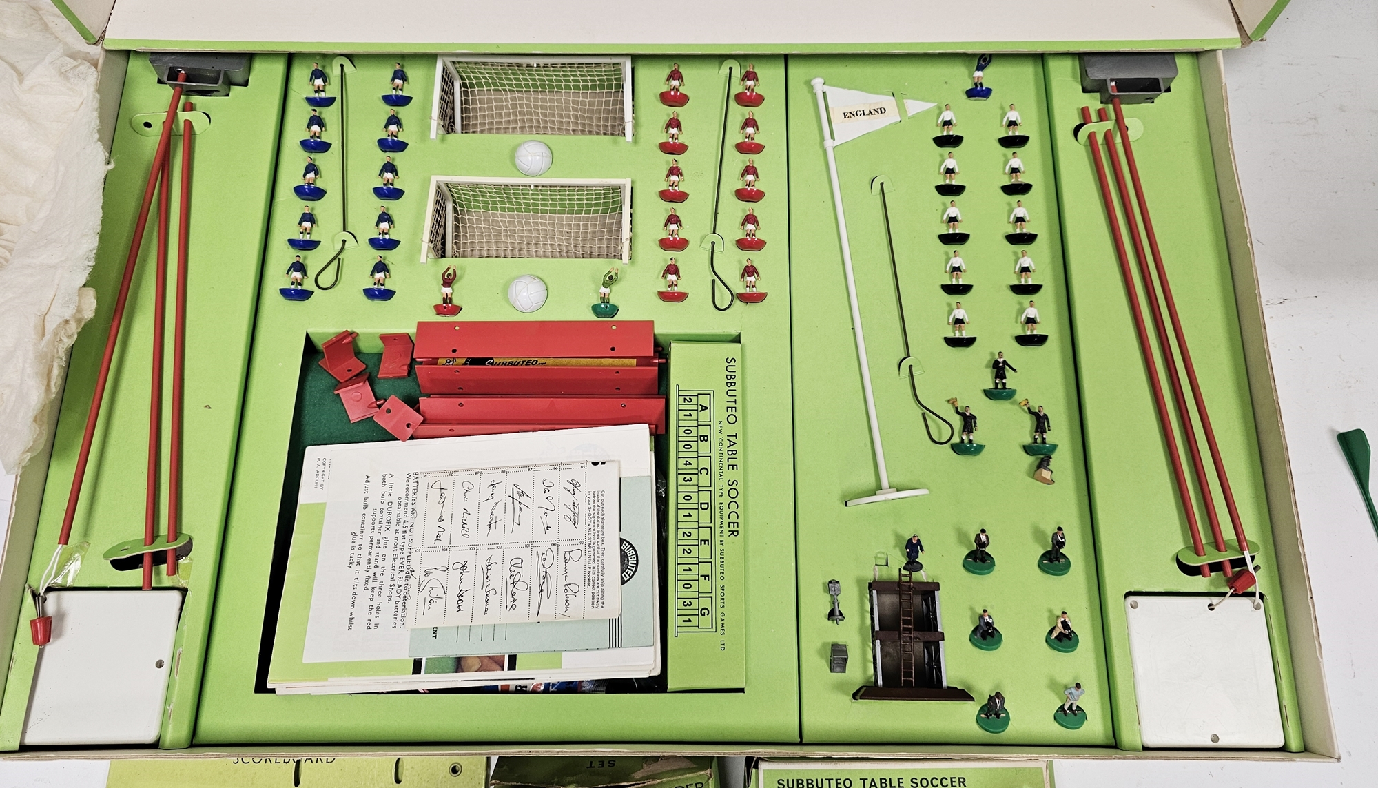 New Subbuteo table soccer International edition, Subbuteo table soccer super set, Subbuteo Set 'Z' - Image 4 of 4