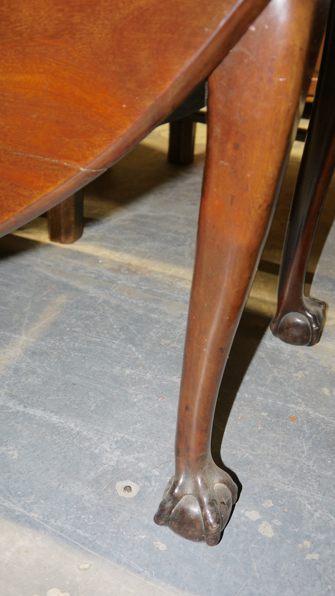 Late Georgian mahogany swing leg dining table of oval form, raised on cabriole legs with claw and - Bild 2 aus 34