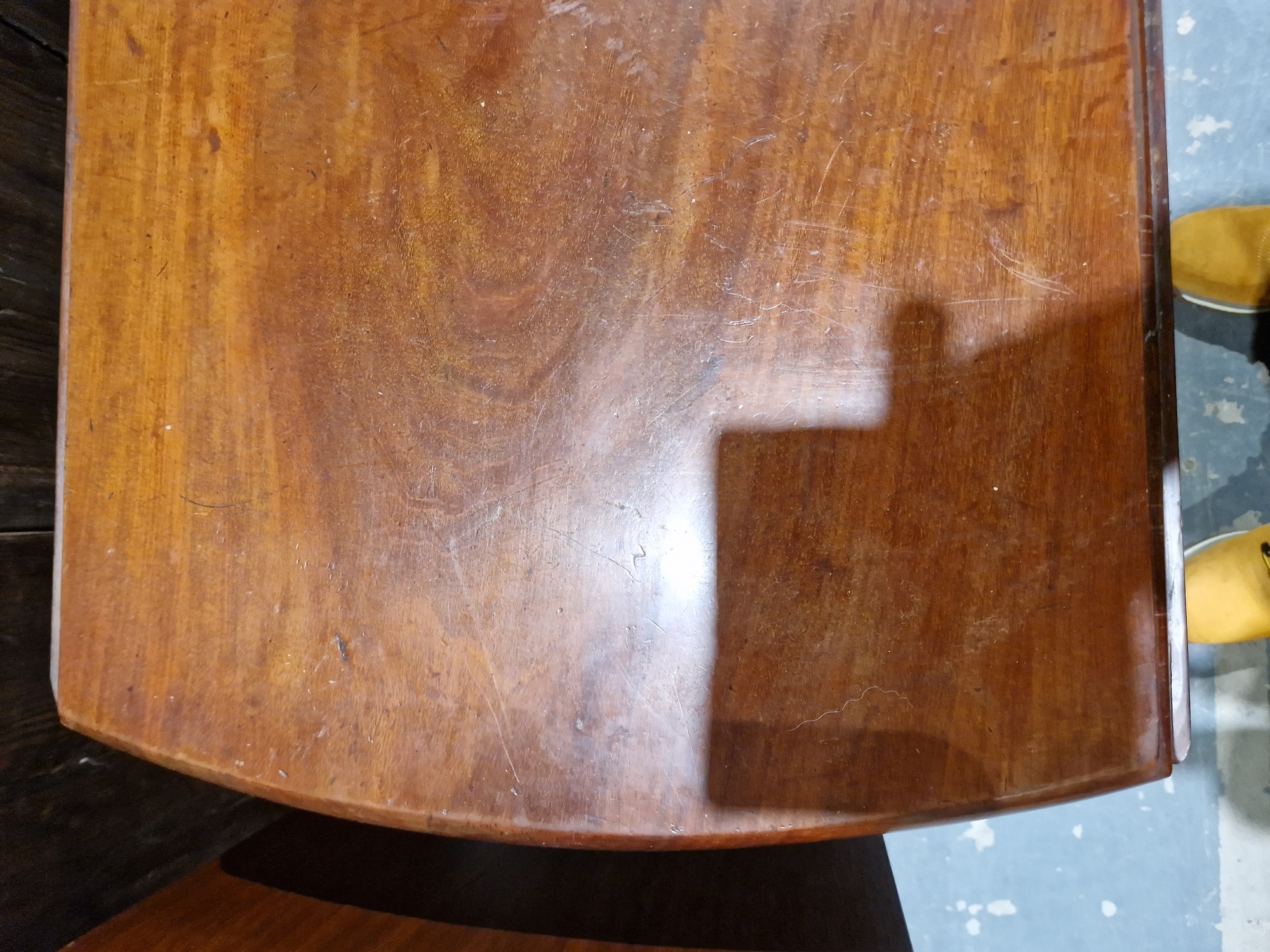 Late Georgian mahogany swing leg dining table of oval form, raised on cabriole legs with claw and - Bild 6 aus 34