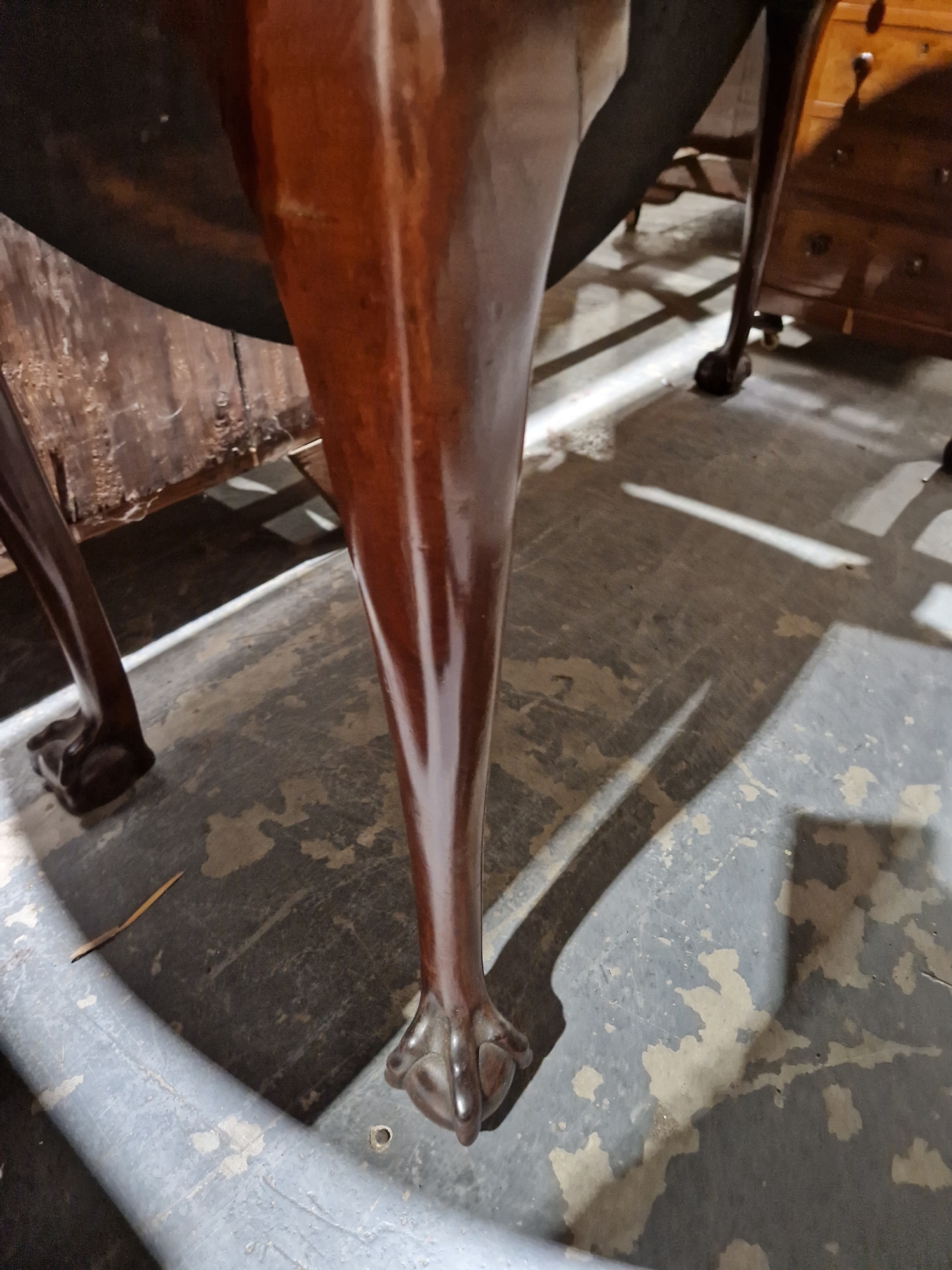 Late Georgian mahogany swing leg dining table of oval form, raised on cabriole legs with claw and - Bild 20 aus 34
