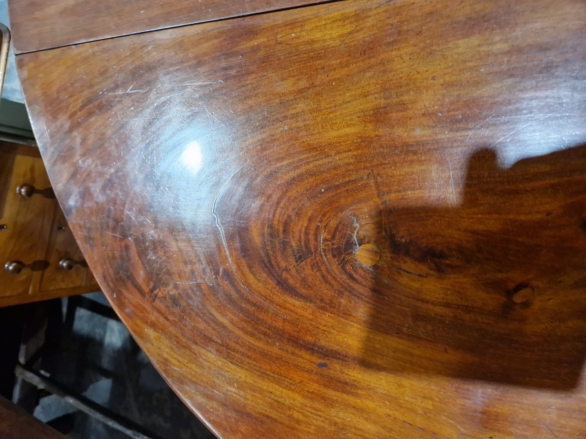 Late Georgian mahogany swing leg dining table of oval form, raised on cabriole legs with claw and - Bild 25 aus 34