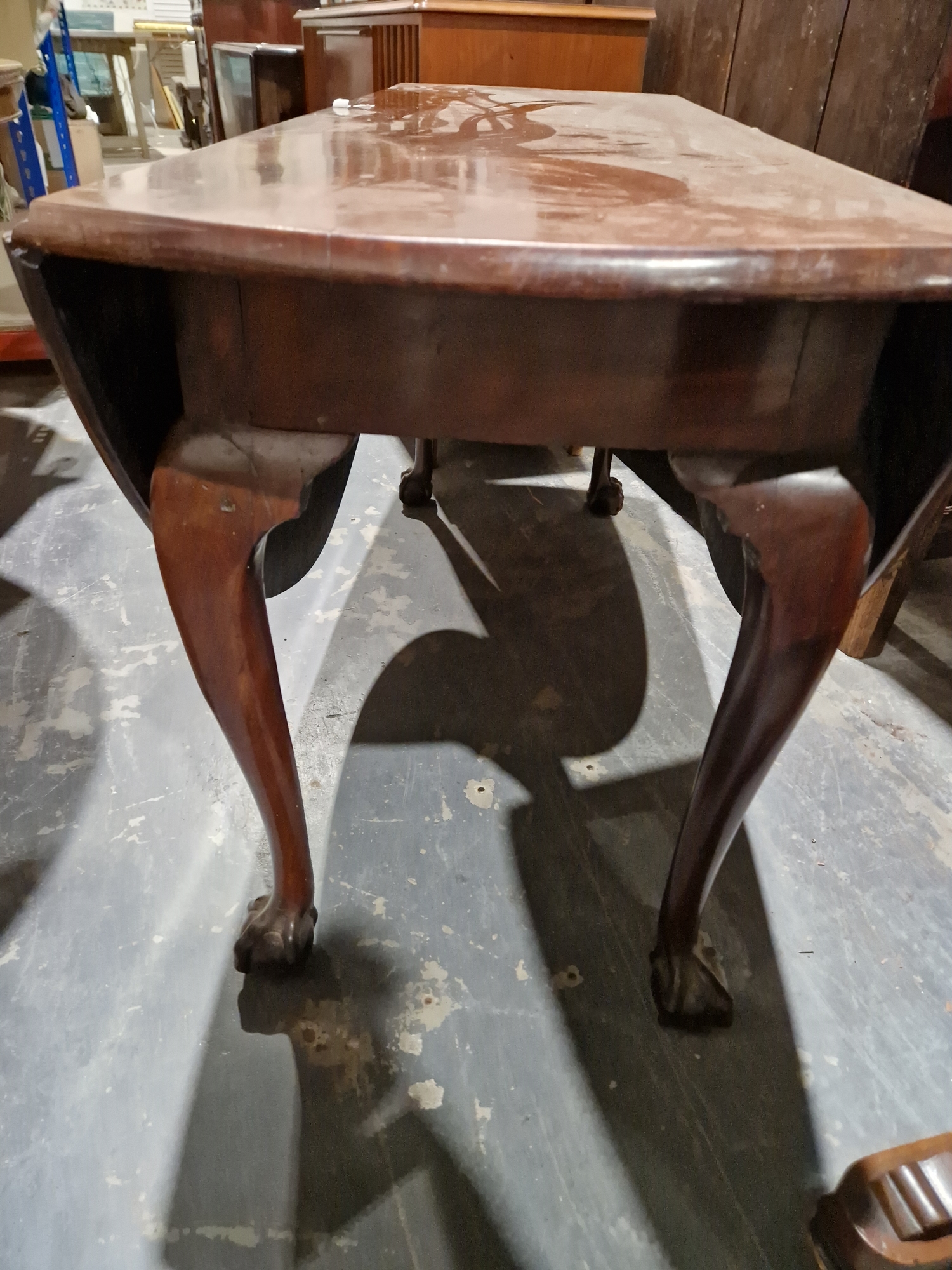 Late Georgian mahogany swing leg dining table of oval form, raised on cabriole legs with claw and - Bild 22 aus 34