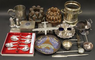 Quantity of sundry plated ware to include flatware, bottle coaster, boxed flatware, mugs, two copper